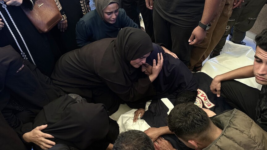 شهيد متأثرا بجراحه في مواصي خان يونس.... وجيش الاحتلال يوسع مناطق سيطرته وسط قطاع غزة